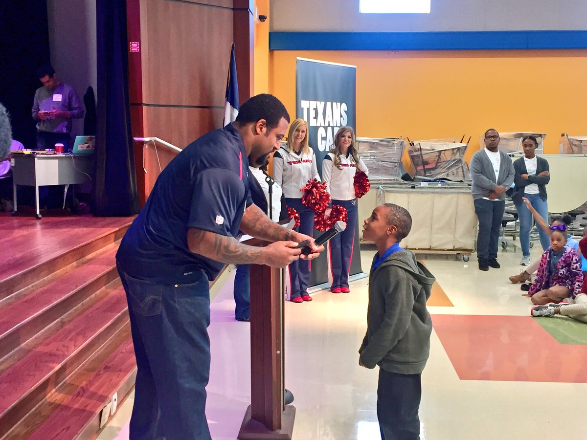 HoustonTexans's tweet photo. LT Duane Brown challenged students to read 20 books between now & March at the @UnitedWay Reading Rally! #TexansCare https://t.co/Gf3ZbBs7NZ