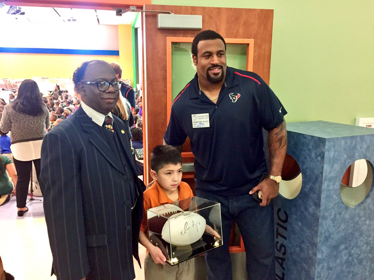 HoustonTexans's tweet photo. LT Duane Brown challenged students to read 20 books between now & March at the @UnitedWay Reading Rally! #TexansCare https://t.co/Gf3ZbBs7NZ