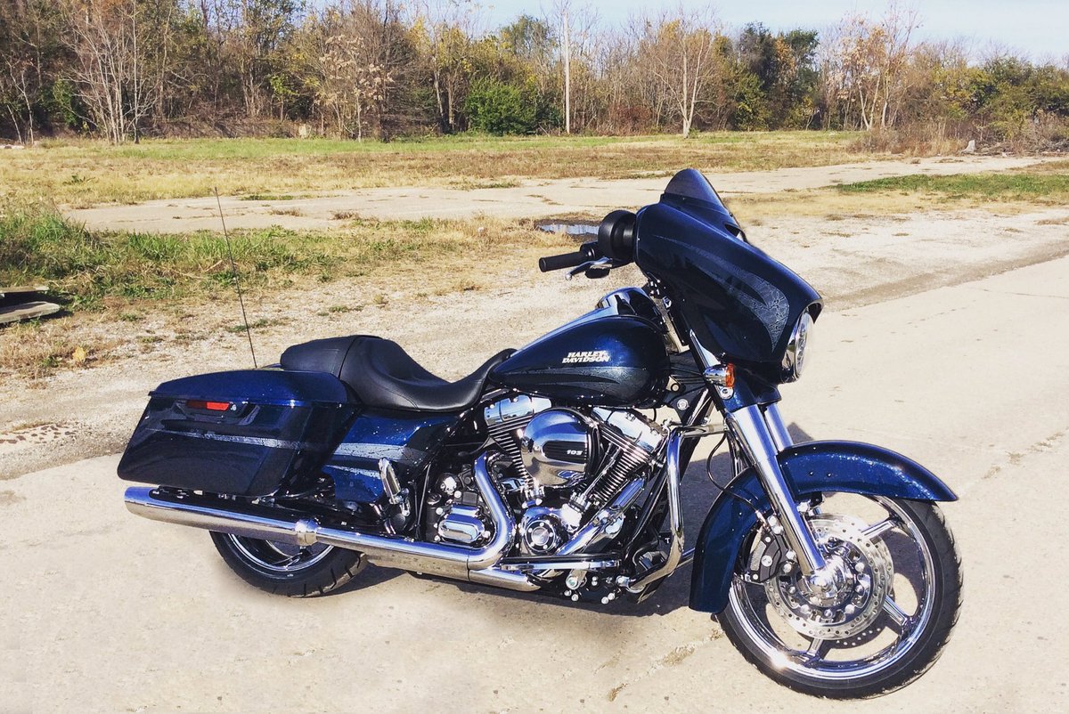 HallsHD's tweet photo. Who wouldn't want to see the 2016 Street Glide® Special under the tree this year? #streetglidespecial #hd2016 https://t.co/oWVe5K30W7