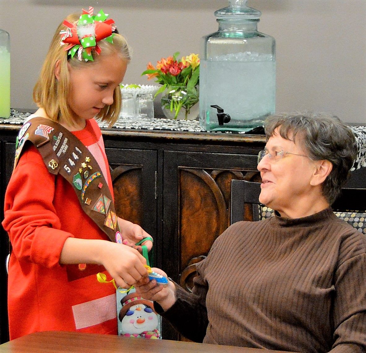 amarilloheartis's tweet photo. The Girl Scouts of Amarillo came to sing carols and make ornaments with us!  We had a total of 50 Girl Scouts in the building on Saturday! https://t.co/YssEPfs8oj