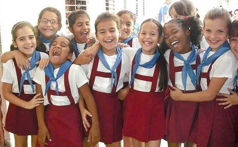 Niños cubanos con educación gratuita