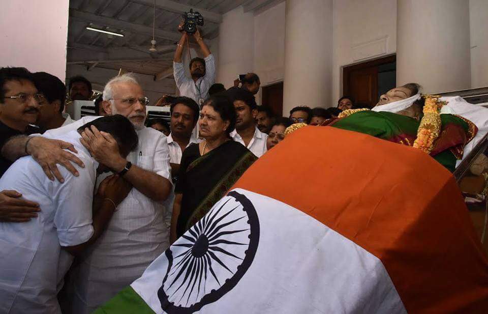 Rahulkasaudhan7's tweet photo. Difference between two leaders
#Ripamma #AlvidaAmma #AmmaForever #ammanomore #amma2016 #PaapuLaughing #ShameforCongress #Modi #ModiVsRahul https://t.co/QHuHBnmaz8