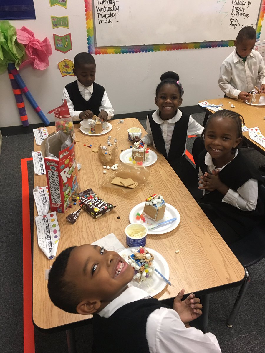 Ambrose_ucp's tweet photo. #gingerbreadhouses @elderkenan @ICANSCHOOL https://t.co/6b7Sdf48Oy