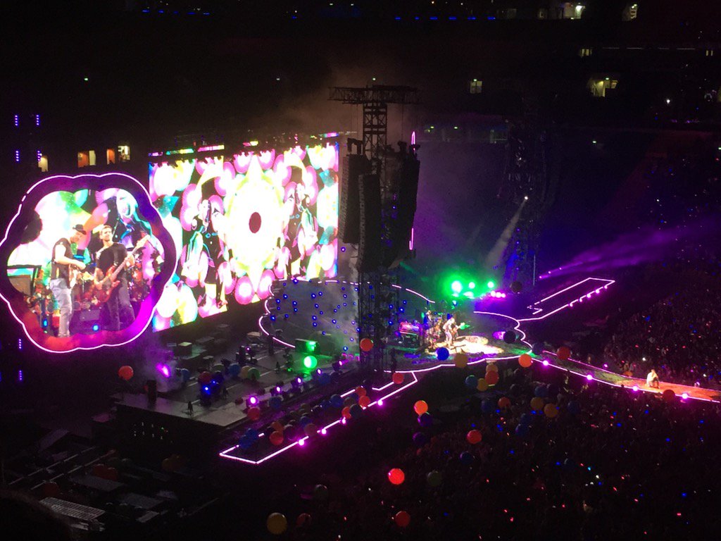 BespokeSusie's tweet photo. Amazing night...in very hot and humid conditions. #coldplaybrisbane Thanks for coming back. Memorable magic moments. https://t.co/X91IgU5fR8