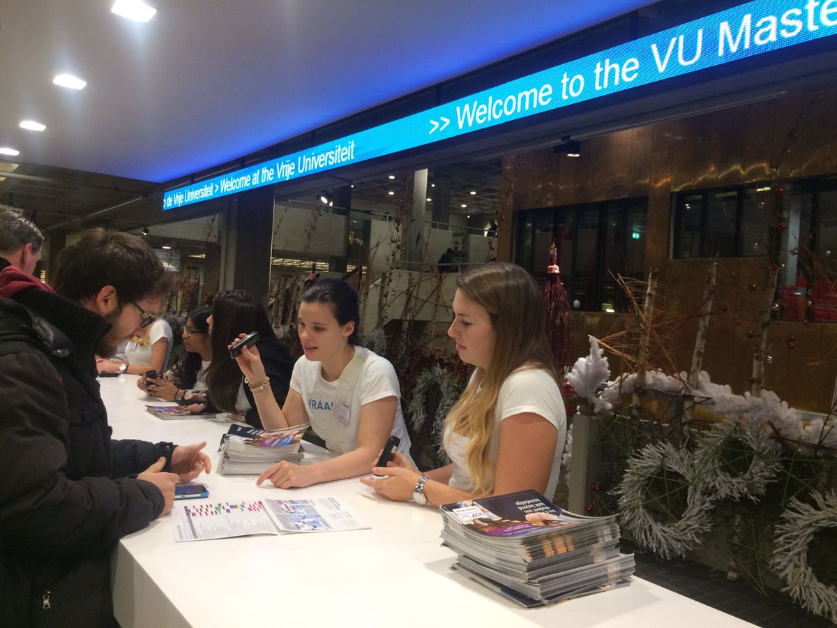 VUamsterdam's tweet photo. Bij de informatiebalie tijdens de #Masteravond kun je altijd terecht met je vragen. We helpen je daar graag verder! #VUmasters https://t.co/2OWbXYQOvQ