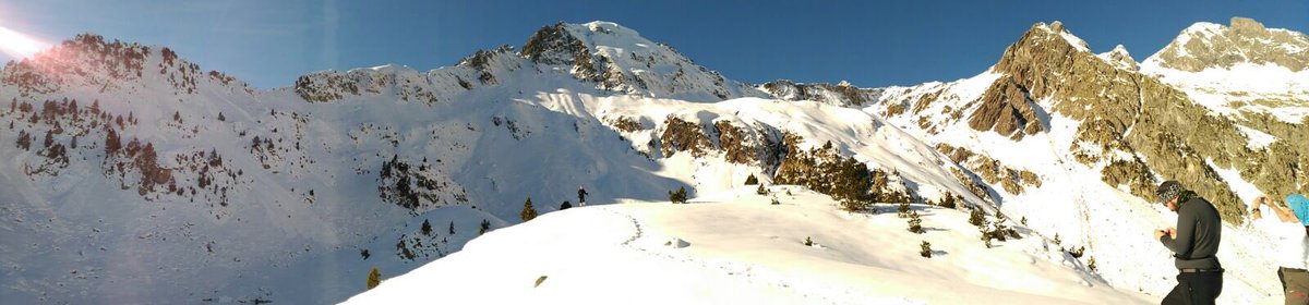 Muntania's tweet photo. Ibones de Ordicuso. Balneario de #Panticosa. ¡Magnífico grupo! #muntaniatrek #raquetasdenieve #valledeltena #Pirineoaragones #Ordicuso https://t.co/wZoDEKTIrP