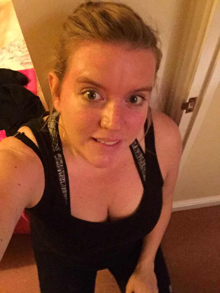 BearCupcakes's tweet photo. Day 6 of the #AdventChallenge with #FitTeam16 seated wall squats ๐ https://t.co/g4GlieVYOX