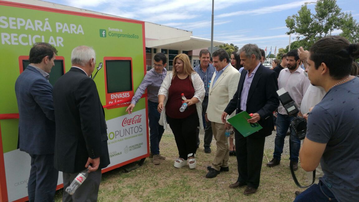 compromiso_eco's tweet photo. Felices de lanzar #ProgramaRecuperaciónEnvasesPlásticos de @CocaColaAndina junto a @FundacionAVINA Los Carreros @MuniCba y empresas aliadas https://t.co/kDB8y3csSW