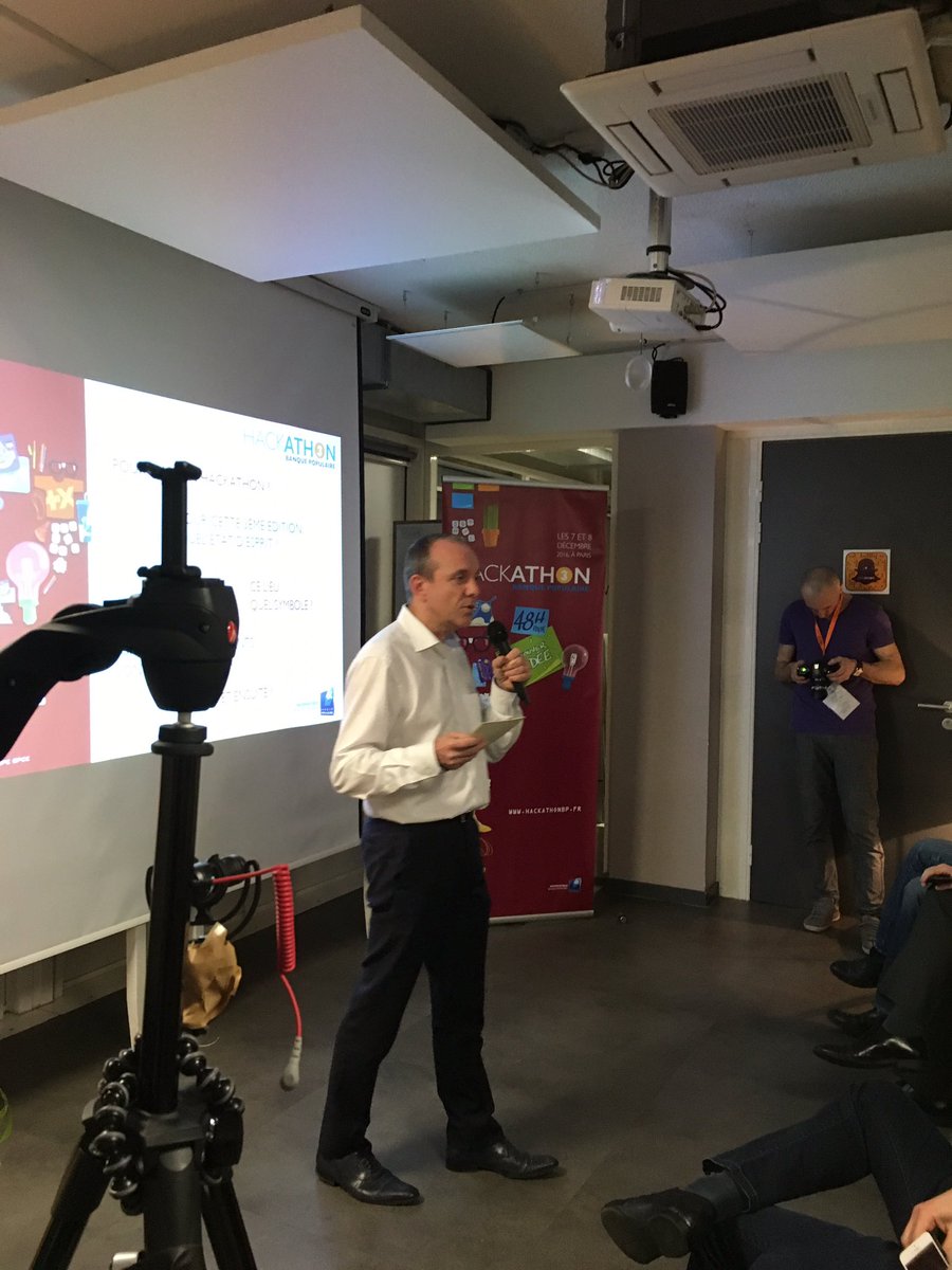 HackathonBP's tweet photo. Frédéric Champion dévoile le thème de ce 3e #HackathonBP : "l'amélioration de l'expérience client ou collaborateur en banque " https://t.co/9rAJhELVGa