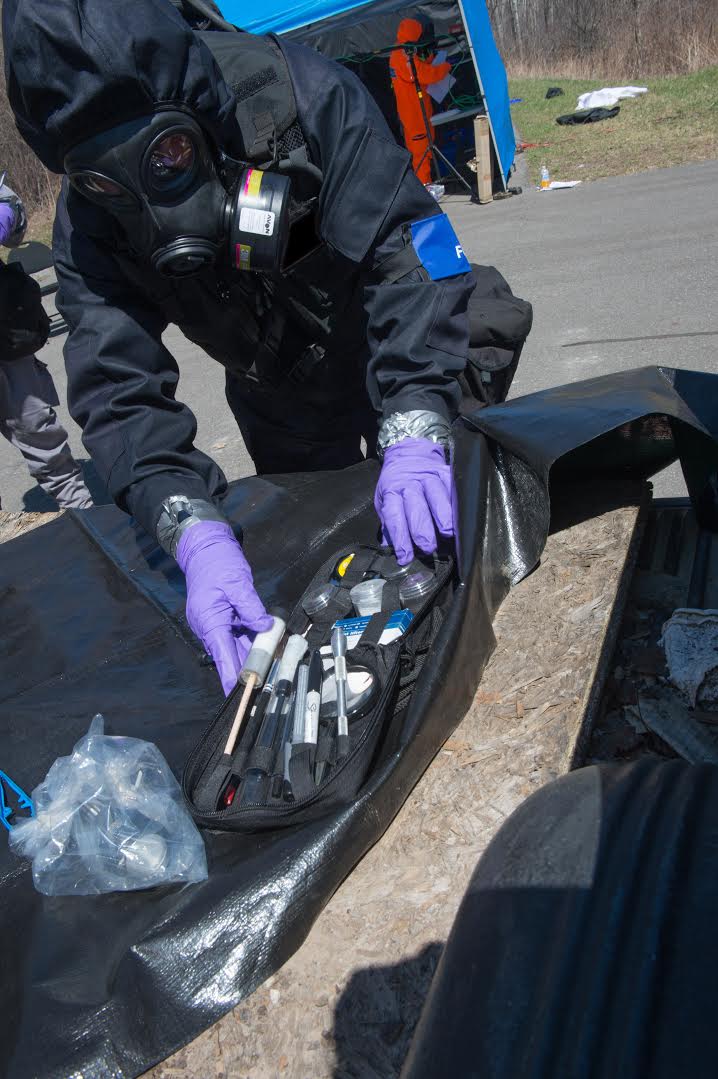 ElCidBarett's tweet image. #CNG1R  #DRDC_CSS experts D. Charlebois &amp;amp; H.Tang presenting abt Wearable Technology &amp;amp; APPS #FirstResponders