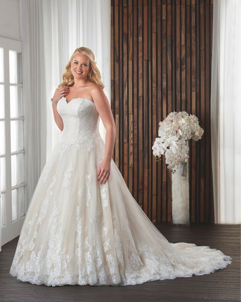 Take a closer look this gorgeous <a href="/bonnybridalEU/">Bonny Bridal Europe</a> wedding dress could be yours! buff.ly/2geJ7kk #plussizebrie