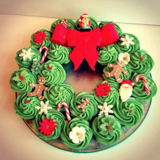 KDM_Test's tweet image. Love this wreath of cupcakes!