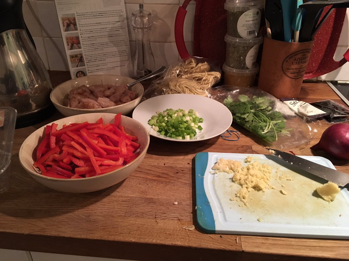 sheila1337's tweet photo. @hellofresh The mis en place for tonight's dinner. #thirdofaplate #slimmingworld#fiveaday https://t.co/GJZo8bZeT5