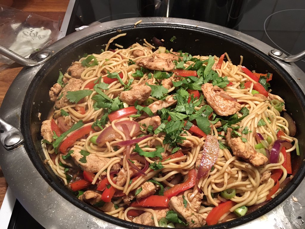 sheila1337's tweet photo. @HelloFreshUK Shanghai style chicken stir fry with noodles. #lovefood #slimmingworld #eatwell https://t.co/j7fNxhrz4l