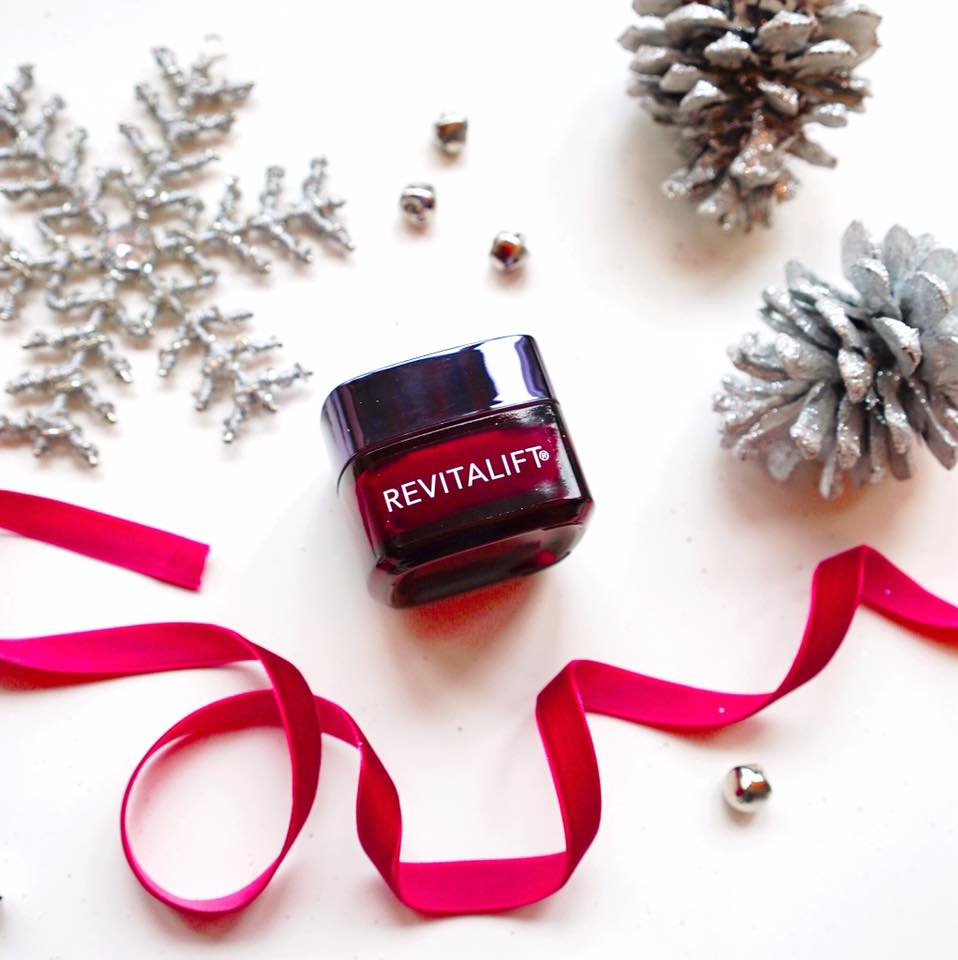 LOrealParisUSA's tweet photo. Keep skin healthy &amp; hydrated this winter with Revitalift Triple Power Deep Acting Moisturizer ❄️✨ https://t.co/LOCyVsybnW