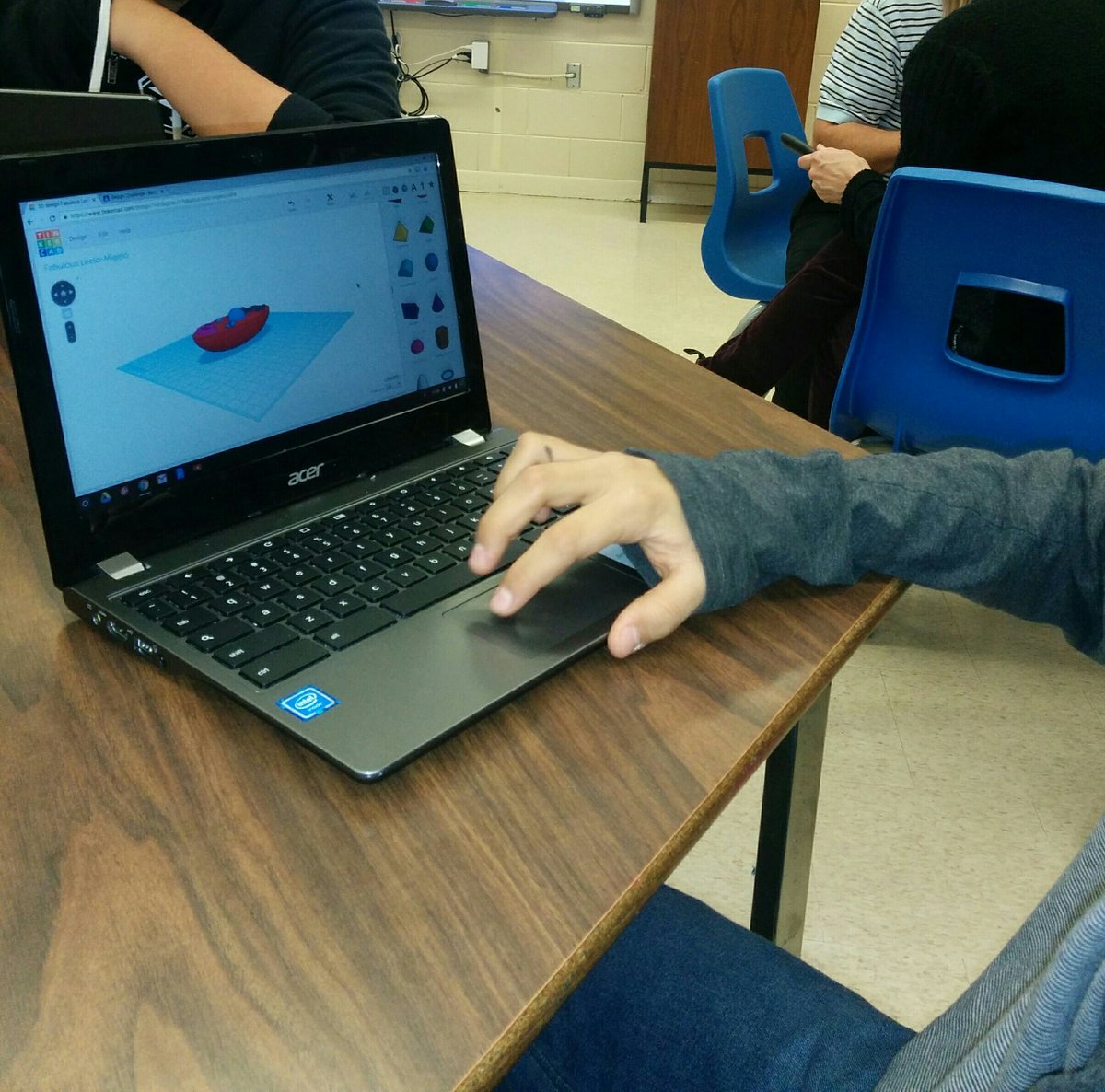 manitouapril's tweet photo. day 4: E is using #tinkerCAD to build a 3D animal cell. That's pretty awesome! #RainbowDSB #LittleCurrentPS https://t.co/wuMaNIZ3DE
