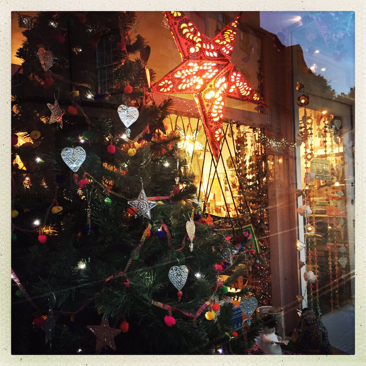LABGInfo's tweet photo. So many pretty shop windows in #Langport come & do your #Christmas #gifts #shopping here #WhereItsTo #ShopLocally #Shift10 #GBHighSt https://t.co/NmAQWAsh2n