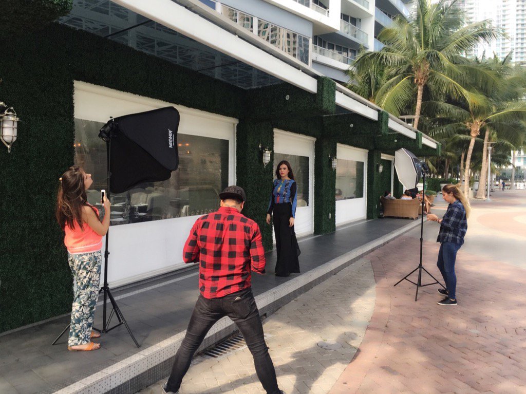 fabiolamalka's tweet photo. Detrás de cámaras #photoshoot @DoralMag con la hermosa  #IsabelAcevedo @Isabelacvdo https://t.co/zNMo9ELe2Z