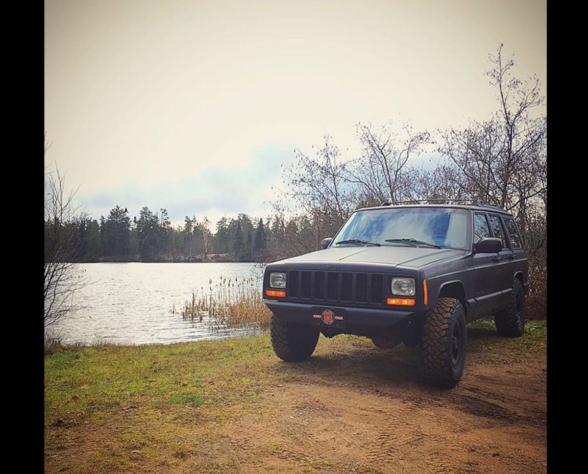 CanadianJeepin's tweet photo. Something about an xj makes me miss mine 😛 https://t.co/zjBDQZd2QP