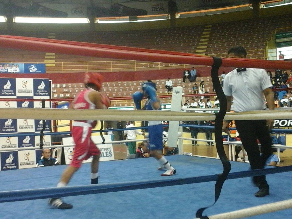 Fede_Guayas's tweet photo. Erick Tumbaco de Guayas vs Widinson Pilamunga de Bolívar #BoxeoMasculino #JuegosNacionales #Azuay#Guayas https://t.co/5Lkzh01fHe