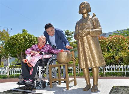 wonsoonpark's tweet photo. 일본군 위안부 피해자 박숙이 할머니의 명복을 빕니다. 최순실 내각이 처리한 굴욕적이고 졸속의 한일 협상 파기를 보지 못하셨습니다. 살아계신 39분의 할머니��과 고 박숙이 할머님이 '일본에 고개숙이지 마라' 했던 말씀을 실천해 가겠습니다. 영면하시길 https://t.co/9VHXXugyKv