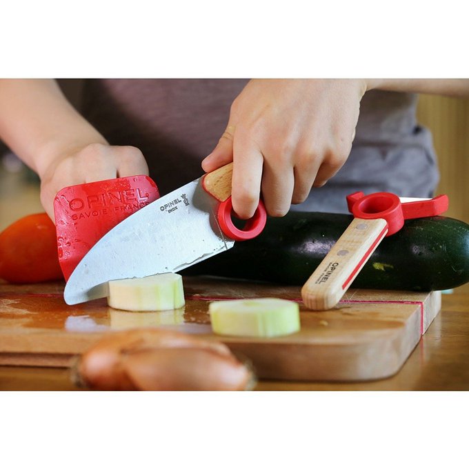Not sure how teaching kids this weird way of holding a knife while cooking helps. Adults - never do this<a href="/tag/99uconf"class="tags"><span>#99uconf</span></a>