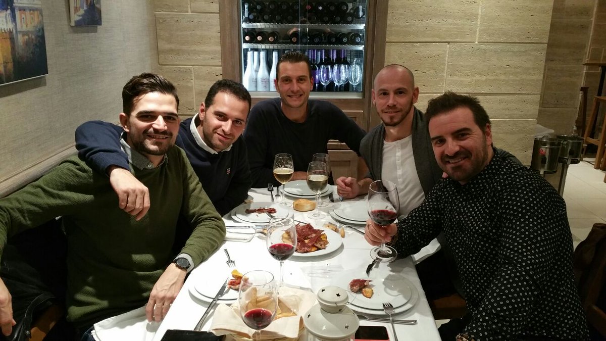 Anoche estuvimos de Cena de Navidad. Un saludo y felices fiestas de @grupolaplazuela para tod@s nuestros amig@s. Nos seguimos viendo!