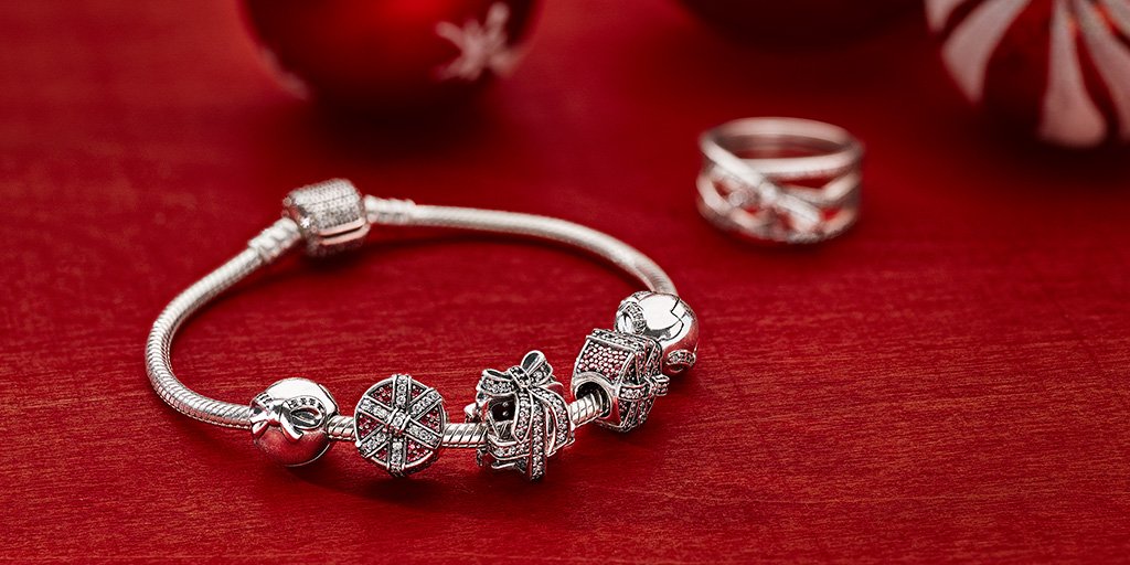 PANDORA_NA's tweet image. What better way to say "Happy Holidays" than with a Shimmering Gift you can wear all year long? #TheJoyOfGiving go.pandora.net/2h2KC42