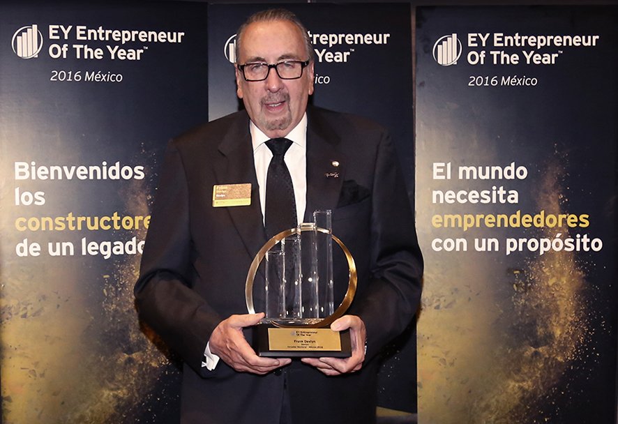 EYMexico's tweet photo. Clientes de por vida: la visión de @FrankDevlyn, Ganador Nacional #EOYMX16. Descubre más en la revista #Emprendedor. https://t.co/fpCUYq6l0d https://t.co/fKRcNgvEIe