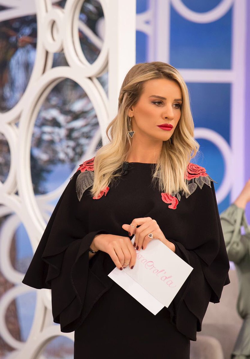 06.12.2016 <a href="/ErolEsra/">Esra Erol</a> 
Ayakkabı👠 @begumdilekatolye 
Elbise👗 <a href="/glambils/">glambils</a> 
Bileklik-Yüzük <a href="/atelieralette/">Atelier A'lette AUS</a>
Styling: <a href="/dicleturgal/">Dicle Turgal</a>