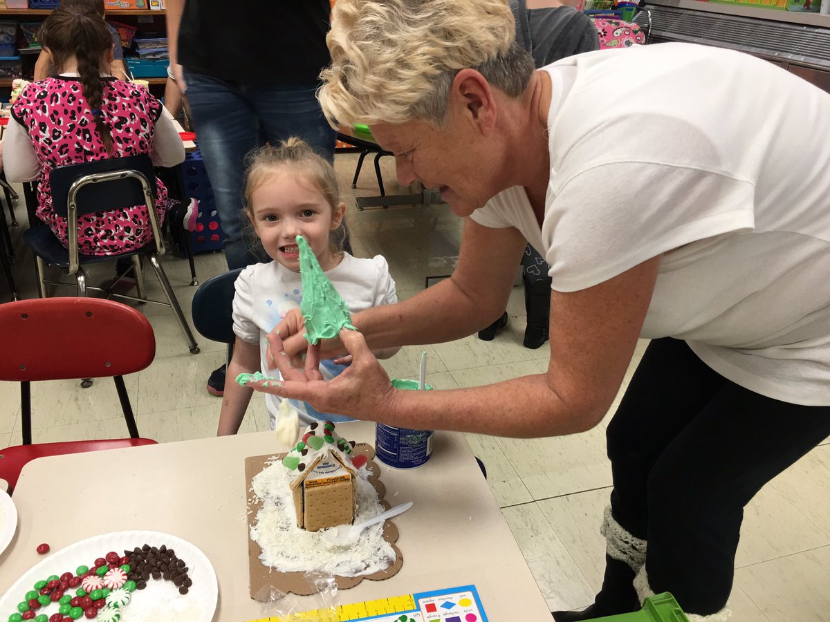 loriwarren74's tweet photo. Mrs. Warren's class making gingerbread houses @eceswarriors https://t.co/1yXIYeDzly