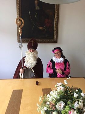 ad_utrecht's tweet photo. Dirk en Deborah trouwden op 5 december en gingen als Sint en Piet naar het stadhuis. 'We houden wel van wat geks' https://t.co/qA5oLJ7BHT https://t.co/zBnaoQ2qlX