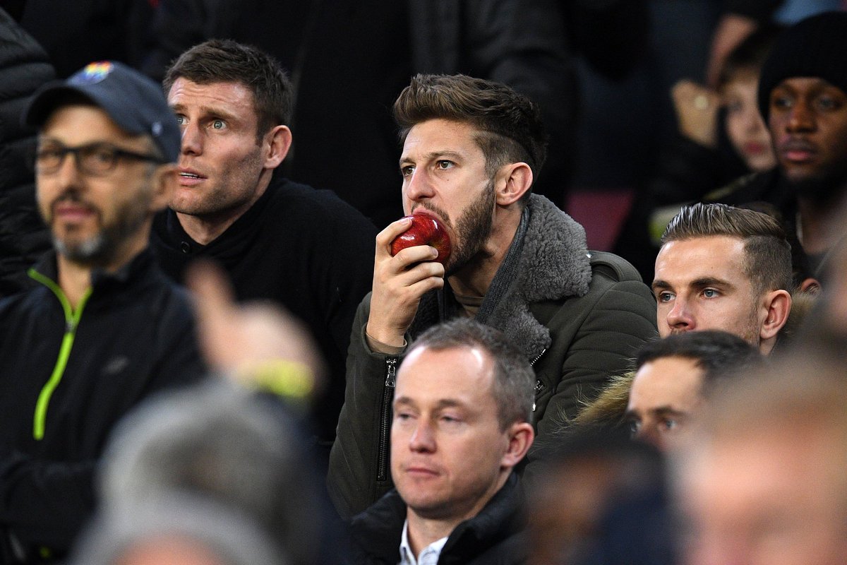 Adam Lallana eating an apple at the Camp Nou tonight. Klopp brought the Liverpool team to watch Barcelona.