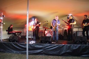 MGreer_PR's tweet image. #EalingHour Join @TheEalingClub Xmas gig 7pm Thur w/ @PCLBandLondon @ChasingDeerBand @BlueAmen &amp;amp; Blues All-Stars buff.ly/2h2Reze