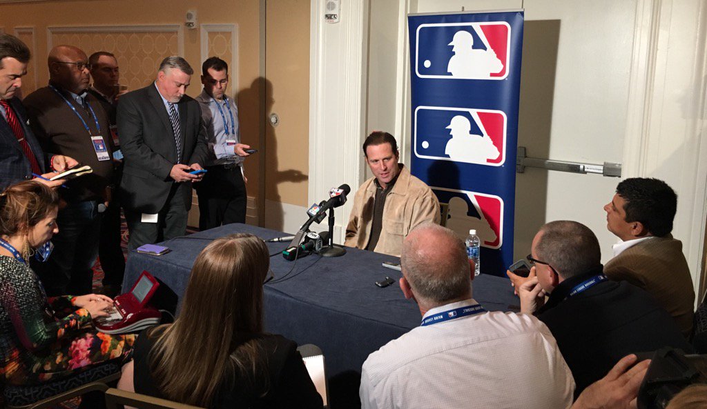 #STLCards Manager Mike Matheny greets the media from the Baseball #WinterMeetings. https://t.co/NY3gw03byt
