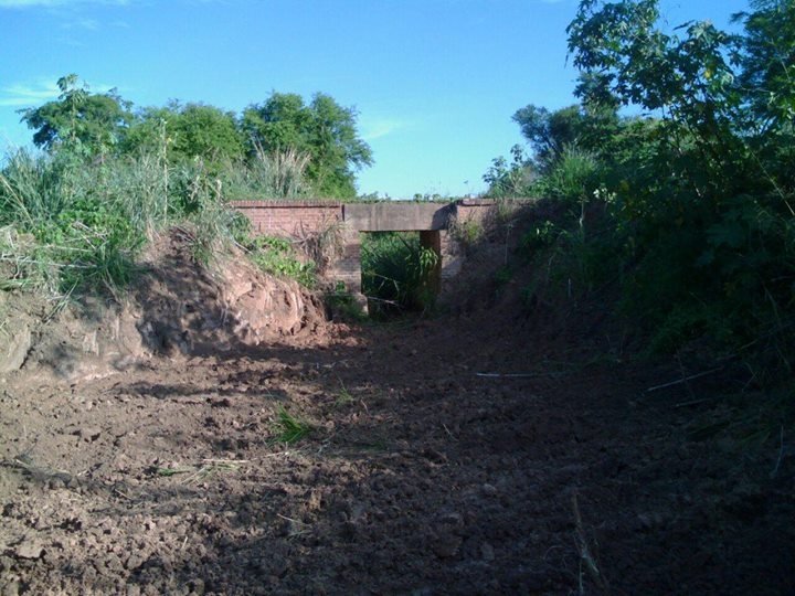 Limpieza y retiro de sedimento en el canal natural de B' Eva Perón.