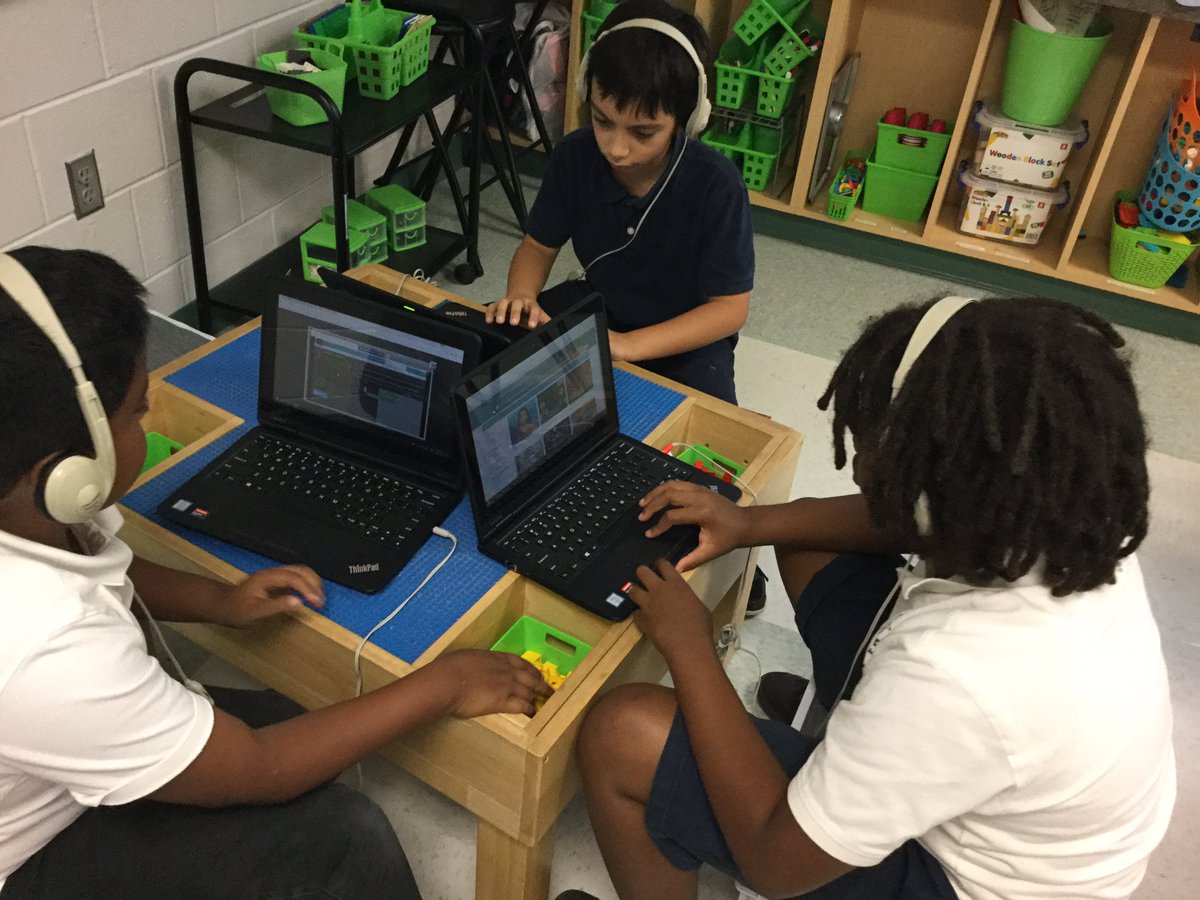 nagrebosz83's tweet photo. 4th grade Ss code all around the room! #CGEhourofcode #VCSHourofCode @CitrusGrovevcs @codeorg @blueegg3r https://t.co/hDKnbfnhPh