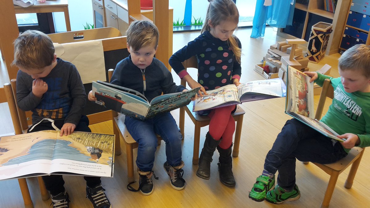 Vandaag heel veel nieuwe boeken gekregen! #JongHoogeveen
Kinderen mogen een verlang'lees'lijstje maken! We zijn er erg blij mee!
