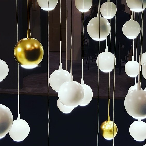 PeterOudejans's tweet photo. Eyeballing it #white #gold #acrylic #chandelier #hanging #wire #plastic #globes #patruno #pendant #led #lighting @eurofase #iidex2016 https://t.co/uoBpYYjTzc