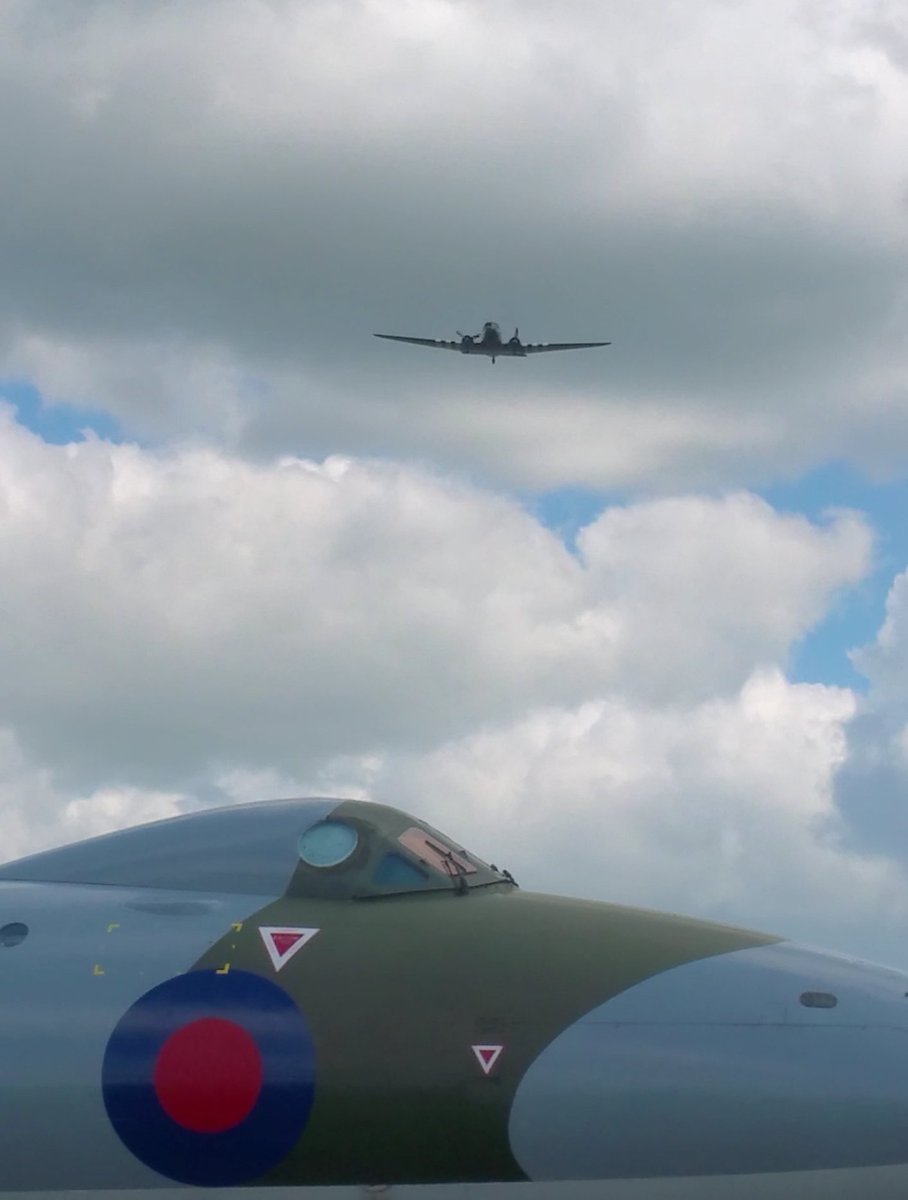 ROD558's tweet photo. @NewarkAirMus @RAFBBMF Bit like this from #TributetoVForce 2016 #twitterVforce https://t.co/cp46Q45VWU