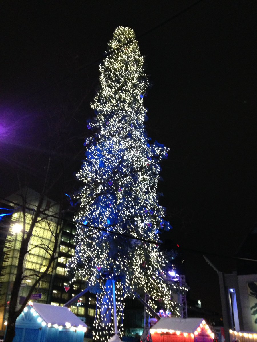 lazyleemusic's tweet photo. What's wrong about #Montreal #ChristmasTree ??? https://t.co/VdMbowgKZV
