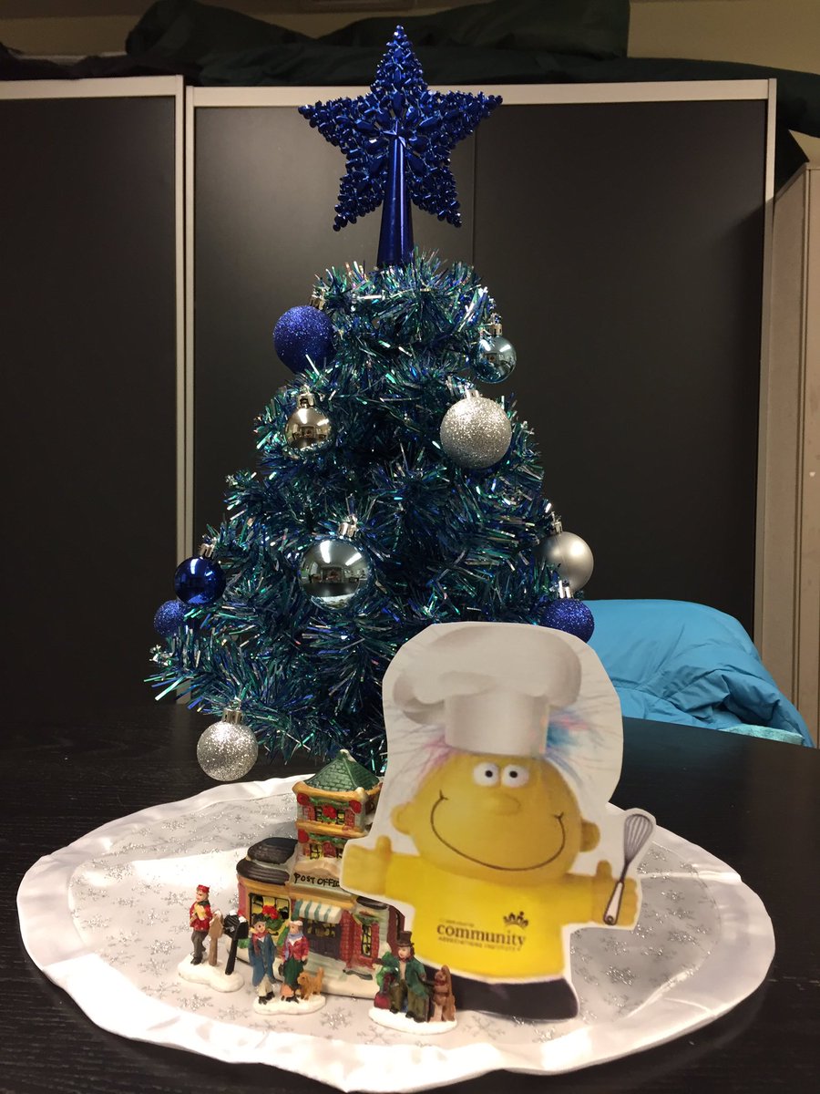 LCM_CurbAppeal's tweet photo. Cooper enjoys having his own little Christmas tree. #CAI2017IL @CAI_Illinois https://t.co/MGw7f7Bw4T