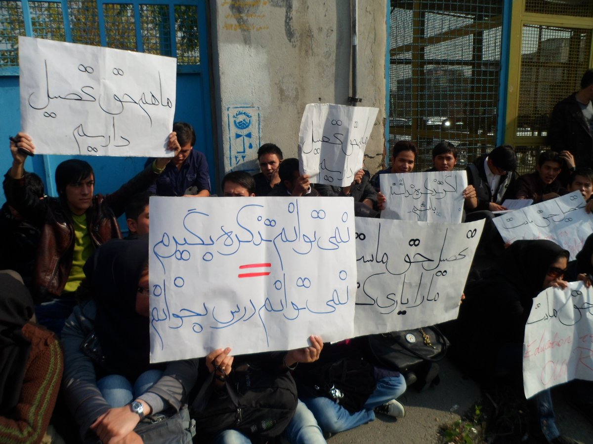 roya_naser2016's tweet photo. #Students tell D corrupt #mullahs”Education Is 1 Of Our Basic #HumanRights”.#Iran #studentprotest #iranstudent https://t.co/1Ag5FGPWPt