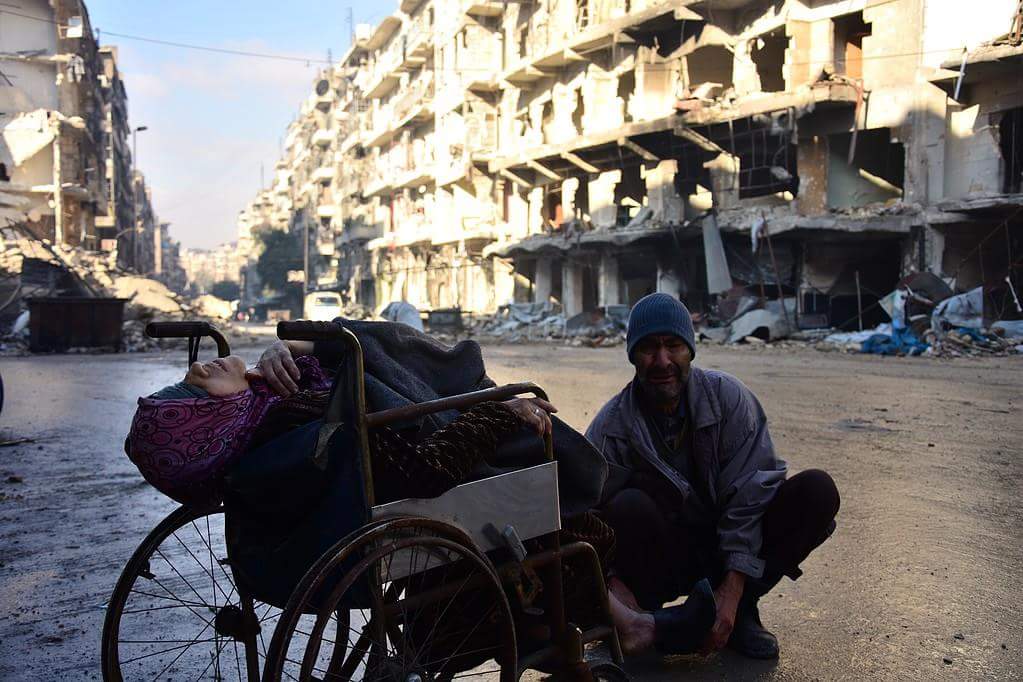 doamuslims's tweet photo. #Syria - This husband's wife was ill &amp; he carried her from one street to another but there was no doctor to help, she died. #Aleppo #Ummah https://t.co/kUJtuaVr8E
