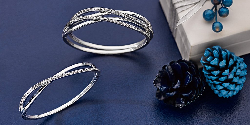 PANDORA_NA's tweet image. #GiftTip: Put a sophisticated spin on friendship bracelets with the Entwined Bangle. #TheJoyOfGiving go.pandora.net/2g7OuyA