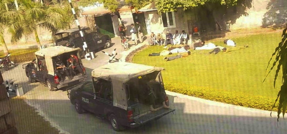 ThePersecution's tweet image. Raid on Ahmadiyya central office - Flash - persecutionofahmadis.org/raid-on-ahmadi…