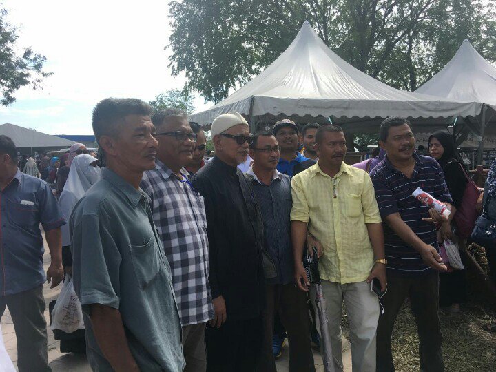 DrDeeMD's tweet photo. Lawatan YB Tuan Guru Dato' Seri Haji Abdul Hadi Awang, Presiden PAS diiringi oleh YBM MoA dan pegawai kanan DVS #lamanternakan #maha2016 https://t.co/ZCGBcLR0cx