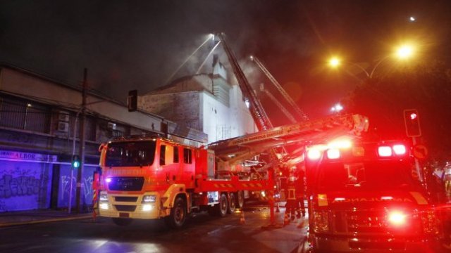 Gestion4Latam's tweet photo. Bomberos de Santiago trabajan en incendio discotheque Kmasu

Detección, Extinción, Supresión de Incendios #Fogmaker
https://t.co/fMKUUa3Wi8 https://t.co/lZRR8yytRG