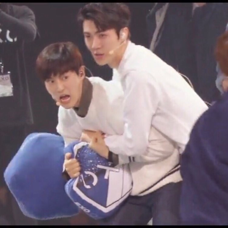 confusedCS's tweet photo. 선밴님 챠므새여!! 이거 그냥 체육대회라구여!! https://t.co/2FKPpZxM4O