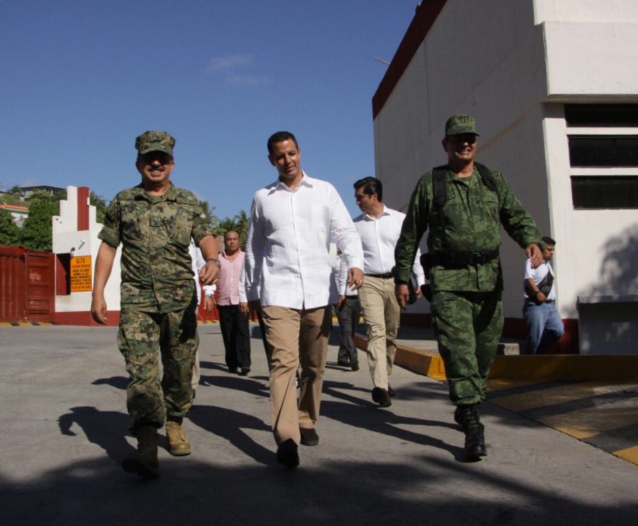 alejandromurat's tweet photo. Hoy en la Base Naval de Salina Cruz sostuvimos una reunión con el Grupo de Coordinación para un #OaxacaSeguro. https://t.co/qgNorwLCCT